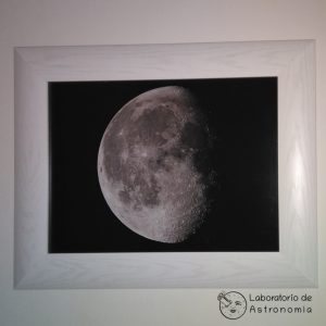 luna con marco blanco